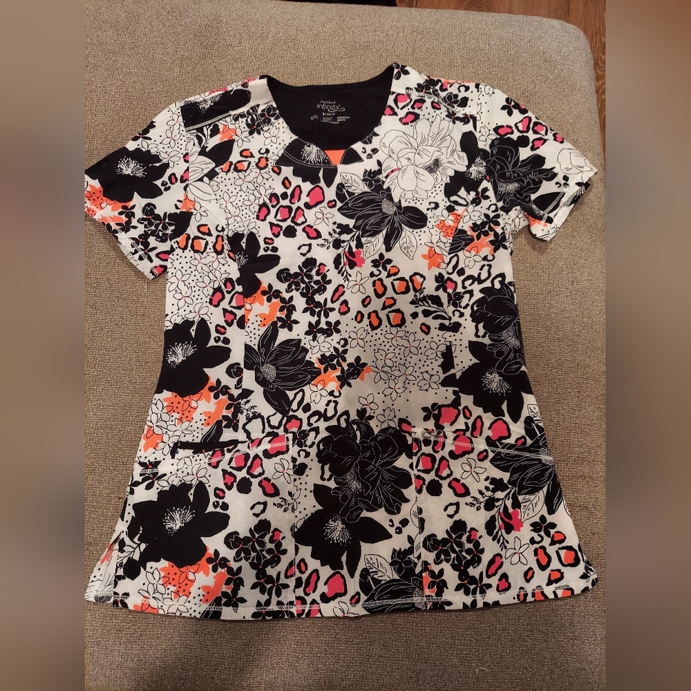 Cherokee scrubs top size s